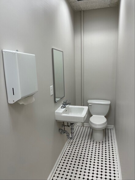 More Photos Of 513R Raritan Ave, Highland Park Office Residential For Lease