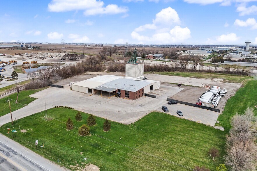 More Photos Of 1101 SE 37th St, Grimes Distribution For Lease