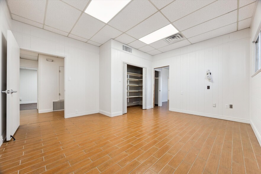 More Photos Of 5423 Jackwood Dr, San Antonio Warehouse For Sale