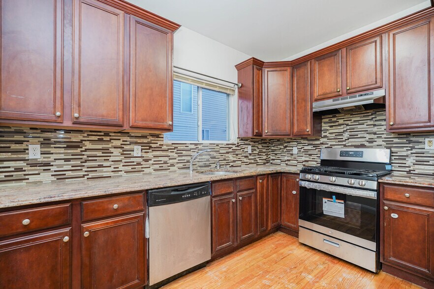More Photos Of 1330-1332 Rockland Ave, Staten Island Medical For Sale