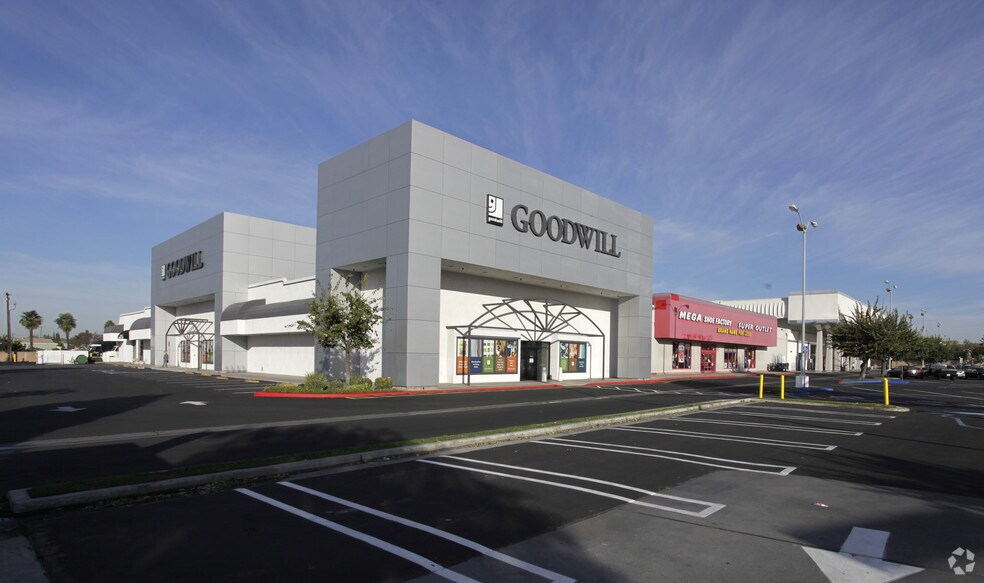 More Photos Of 117-135 N Beach Blvd, Anaheim Unknown For Lease