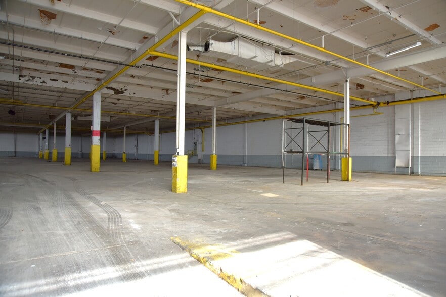More Photos Of 1275 Oak Point Ave, Bronx Warehouse For Lease