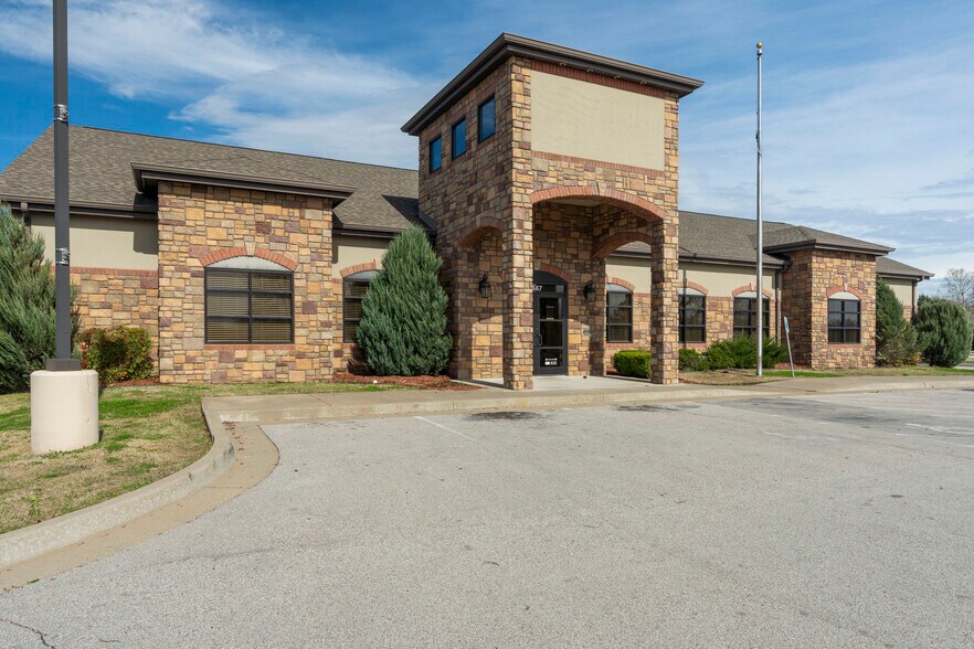 More Photos Of 7447 Riverside Pky, Tulsa Bank For Lease