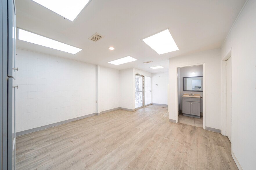 More Photos Of 6943 Eton Ave, Canoga Park Manufacturing For Lease
