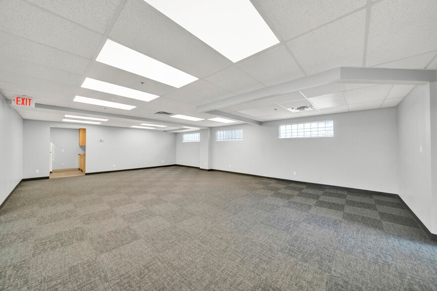 More Photos Of 1353-1363 Main St, North Vancouver District Storefront Retail Office For Lease