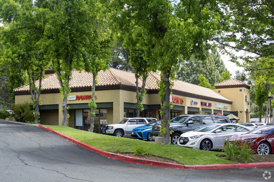 More Photos Of 632 Lindero Canyon Rd, Oak Park Restaurant For Lease