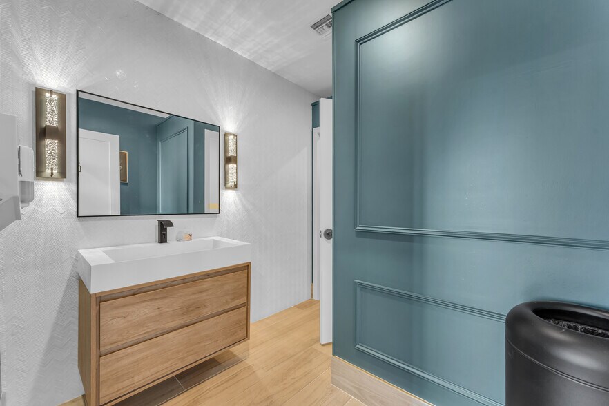 More Photos Of 7845 E Redfield Rd, Scottsdale Showroom For Lease