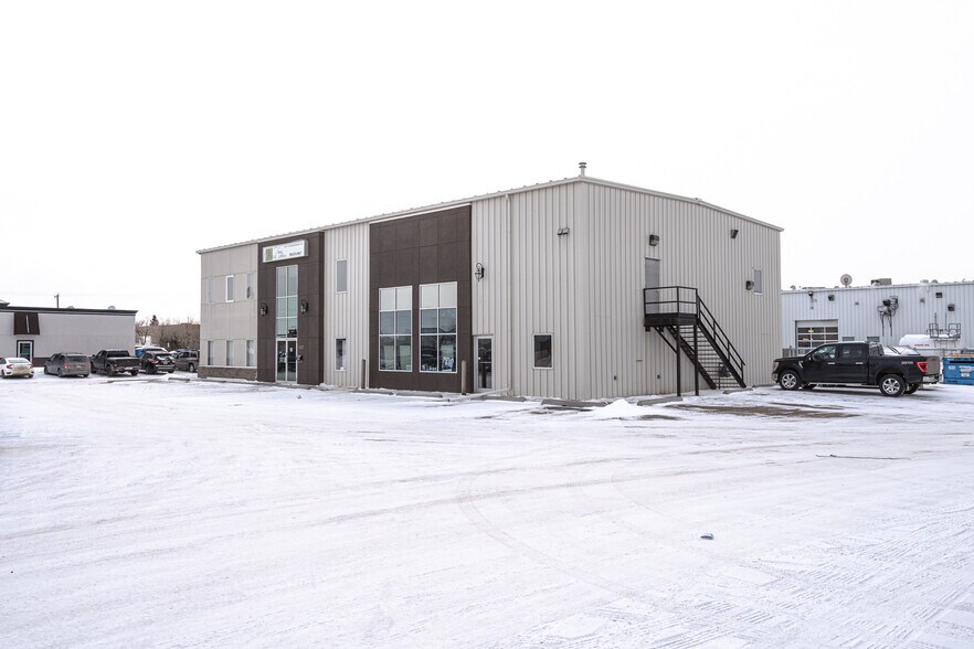 More Photos Of 2602 50 Av, Lloydminster Showroom For Sale