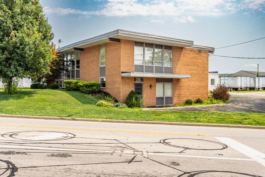 More Photos Of 1250 Franklin Ave, Brookville Office For Sale