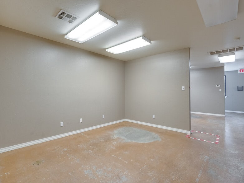 More Photos Of 122 N Hickory, Roff Flex For Sale