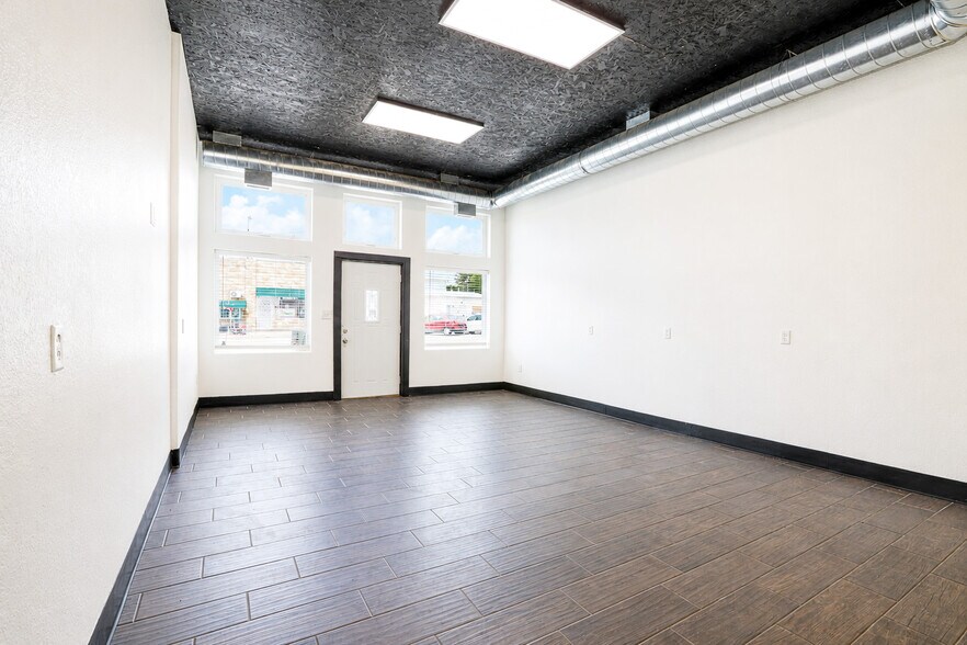 More Photos Of 123 Center Ave N, Mitchellville Office For Lease