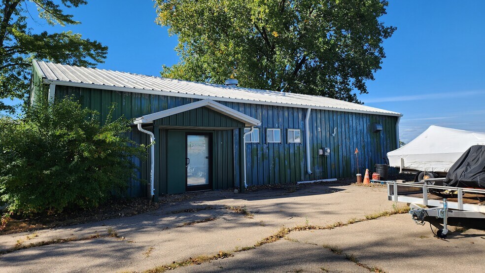 Primary Photo Of 2189 Abraham Ln, Oshkosh Flex For Lease