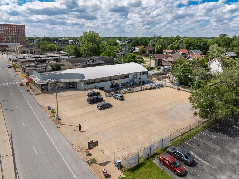 More Photos Of 5951 Delmar Blvd, Saint Louis Freestanding For Sale