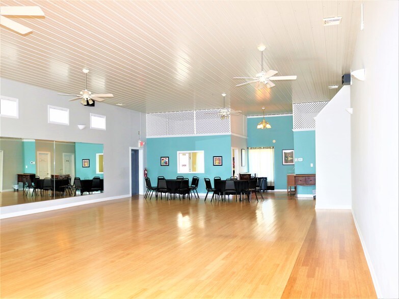More Photos Of 1523 Parkway Ave, Ewing Showroom For Lease