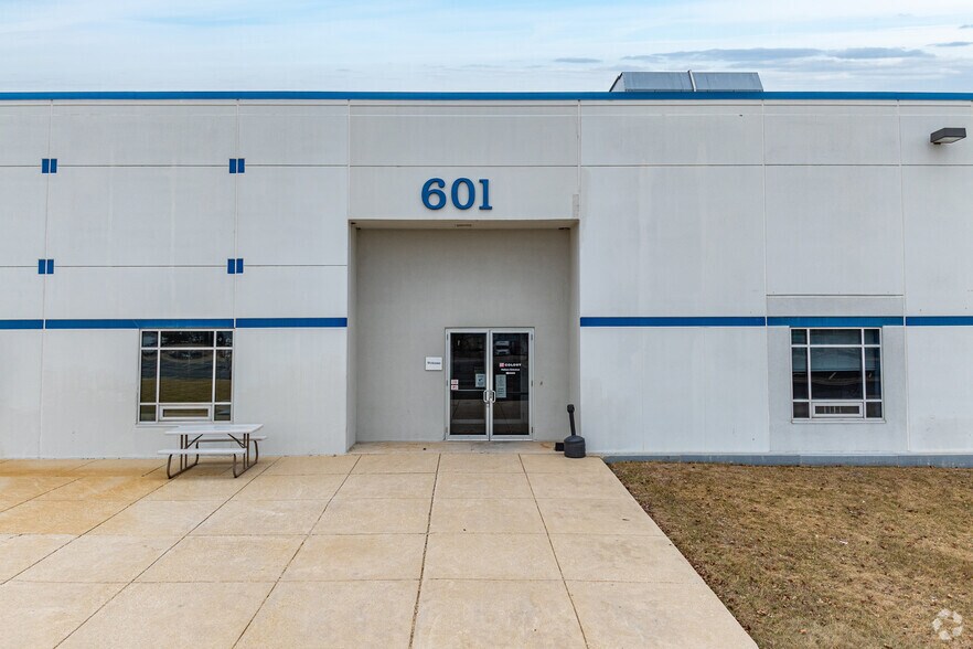 More Photos Of 601 Kingsland Dr, Batavia Warehouse For Lease