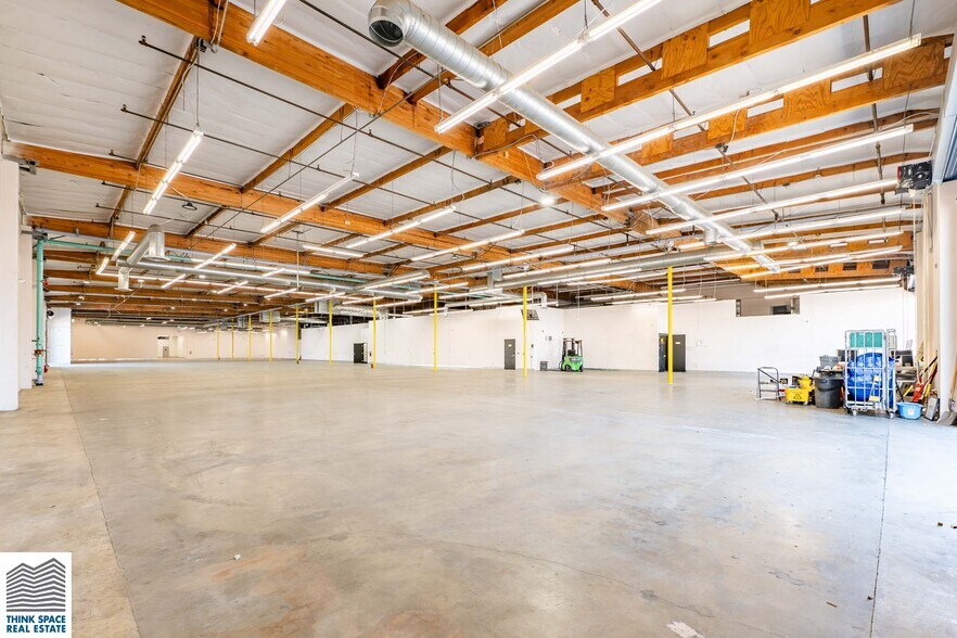 More Photos Of 9419 Mason Ave, Chatsworth Manufacturing For Lease