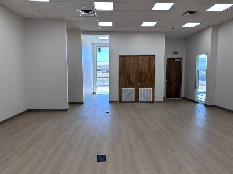 More Photos Of 19926 Kraus Lp, Laredo Distribution For Sale