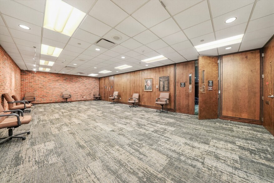 More Photos Of 2400 N Rockton Ave, Rockford Hospital For Lease