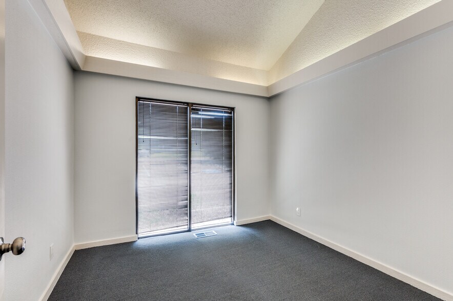 More Photos Of 1725 Cimarron Trl, Hurst Medical For Lease