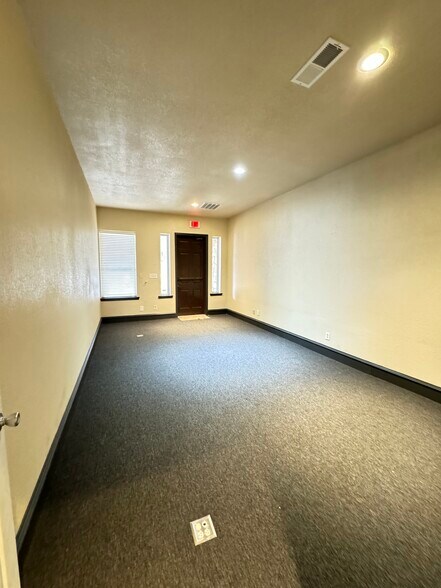 More Photos Of 703 Main St, Lake Dallas Showroom For Sale