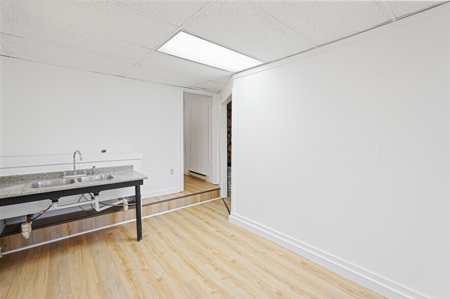 More Photos Of 32 Worcester Rd, Charlton Storefront Retail Residential For Lease