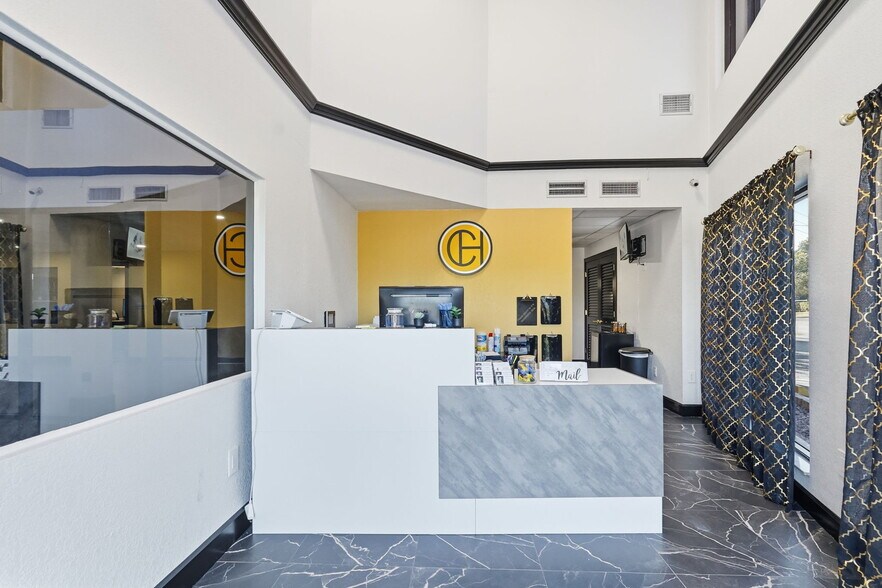 More Photos Of 10812 Gandy Blvd N, Saint Petersburg Medical For Lease