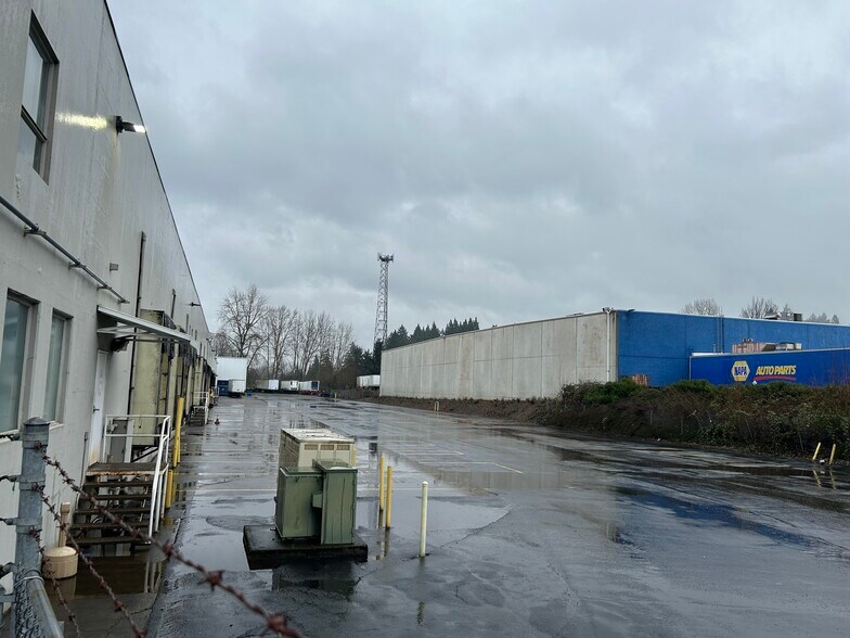 More Photos Of 10675 N Lombard St, Portland Distribution For Lease
