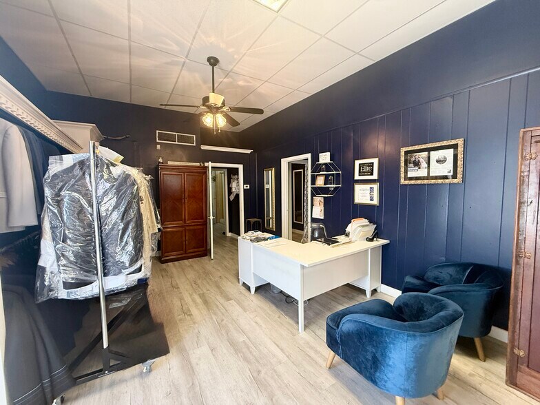 More Photos Of 212 E Main St, Brenham Storefront For Lease