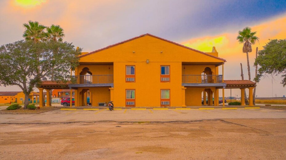 More Photos Of 3334 S US Highway 77 Byp, Kingsville Hotel For Sale