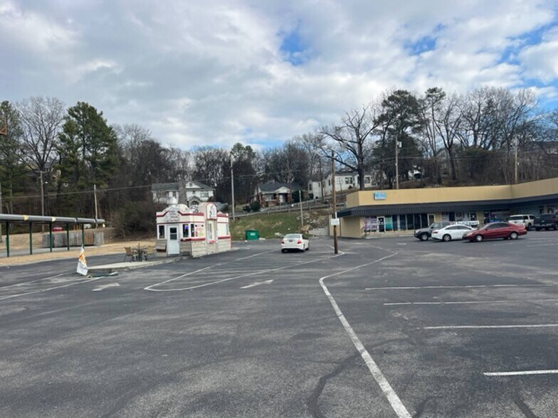 More Photos Of 3913 Brainerd Rd, Chattanooga General Retail For Sale