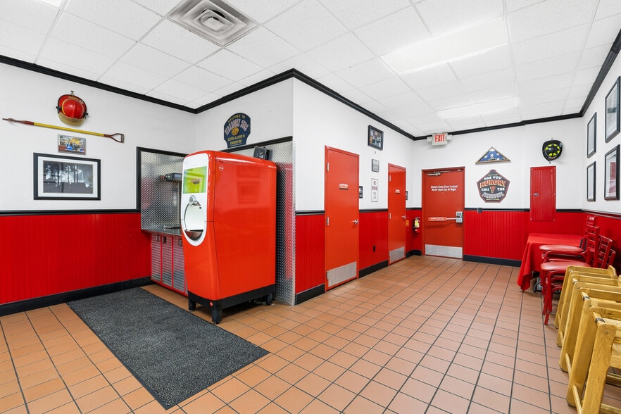 More Photos Of 18500 Veterans Blvd, Port Charlotte General Retail For Sale