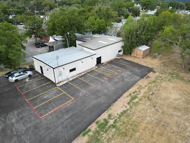 More Photos Of 136 W Nacogdoches St, New Braunfels Service For Sale