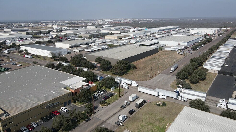 More Photos Of 8602 Killam Industrial Blvd, Laredo Industrial For Lease