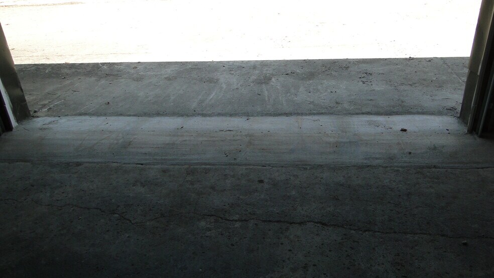 More Photos Of 177 S Pence St, East Alton Warehouse For Lease