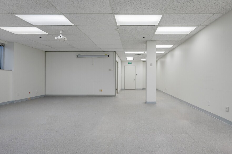 More Photos Of 63 Glencoe St, Ottawa Office For Lease