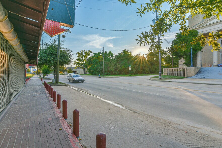 More Photos Of 2701 Emancipation Ave, Houston General Retail For Sale