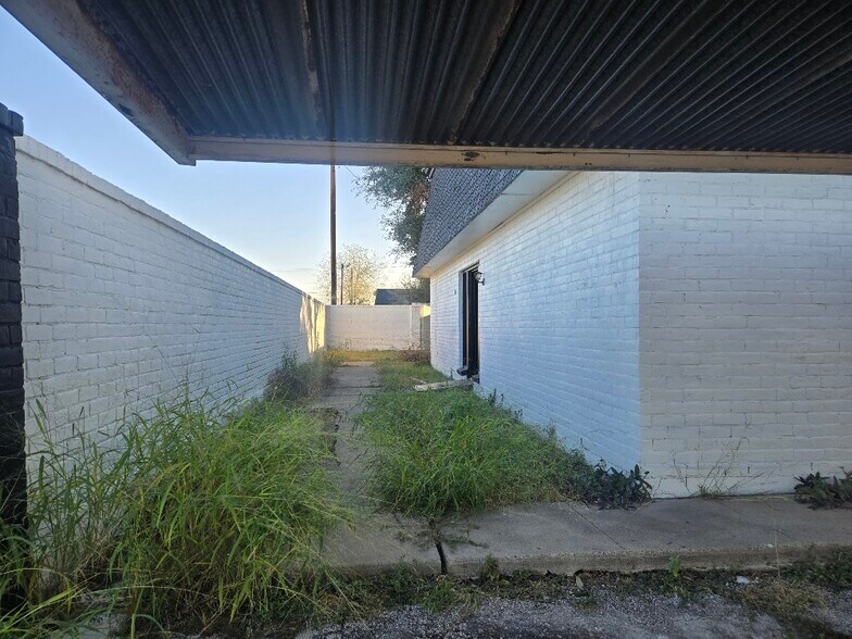 More Photos Of 1200 E Houston St, Beeville Apartments For Sale