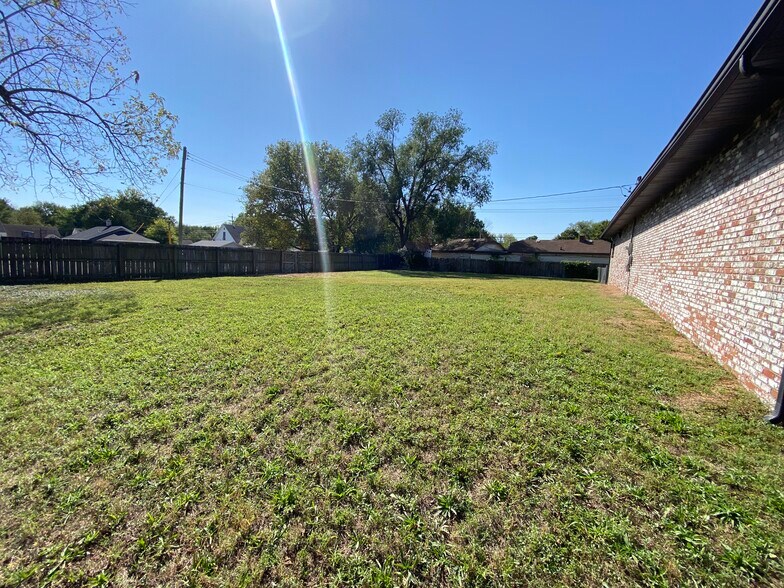 More Photos Of 2228 W College St, Springfield Veterinarian Kennel For Sale