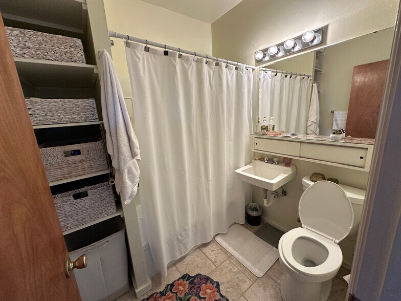 More Photos Of 404 N Tacoma Ave, Tacoma Apartments For Sale