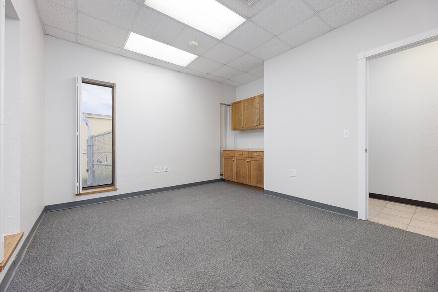 More Photos Of 12150 Valliant St, San Antonio Light Manufacturing For Lease