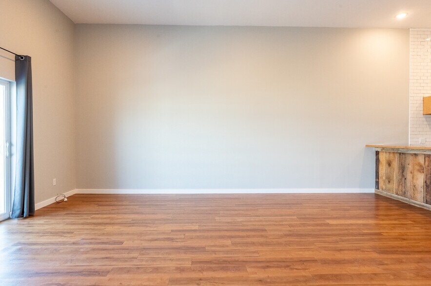 More Photos Of 211 Jetway Dr, Belgrade Flex For Sale