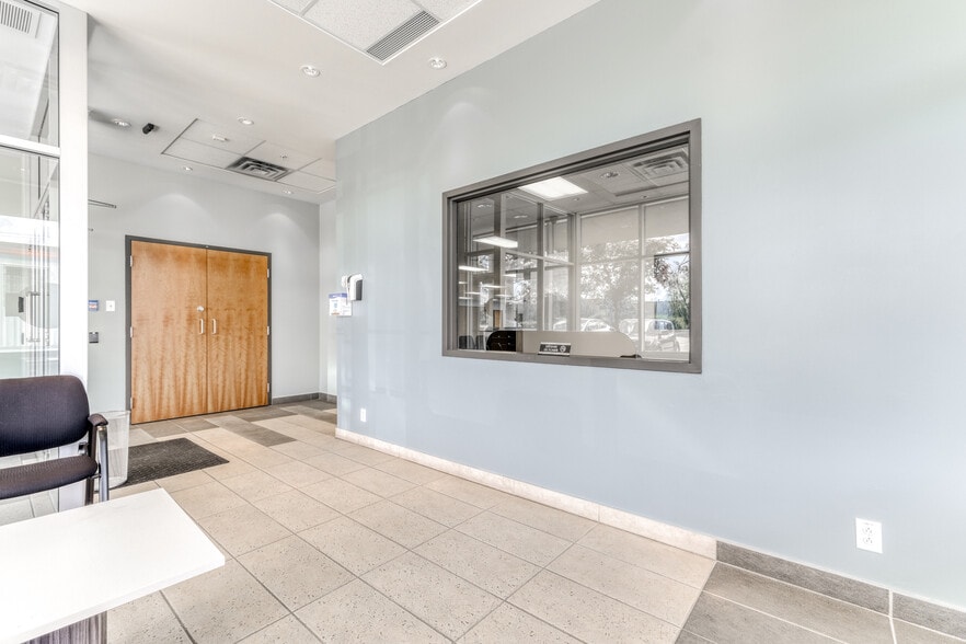 More Photos Of 401 Rue Marie-Curie, Vaudreuil-dorion Warehouse For Lease