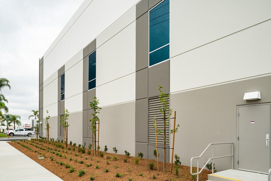 More Photos Of 3071 E Coronado St, Anaheim Warehouse For Lease