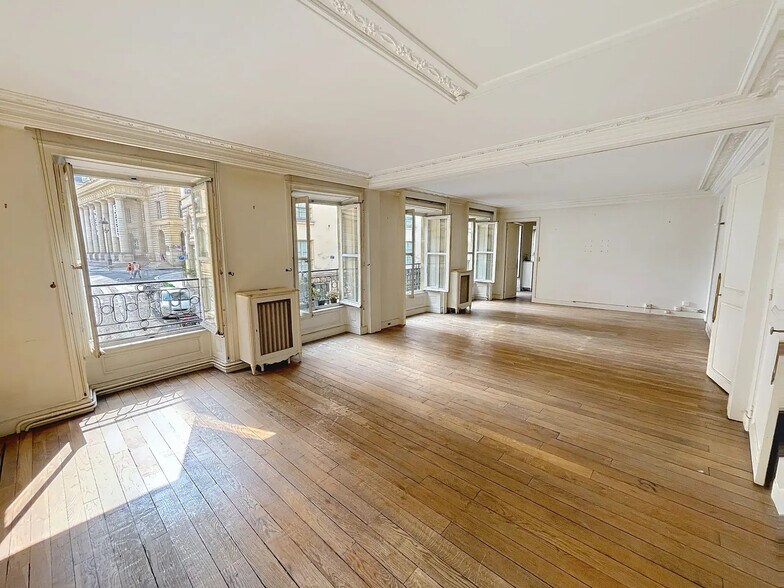 More Photos Of 29 Rue De Tournon, Paris General Retail For Sale