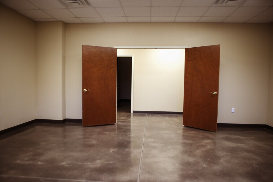 More Photos Of 2103 Longwood Dr, Brenham Warehouse For Lease