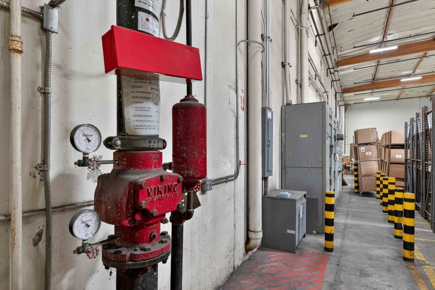 More Photos Of 20401 Prairie St, Chatsworth Manufacturing For Lease
