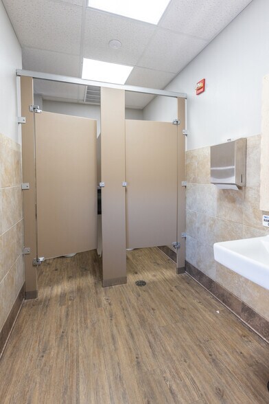 More Photos Of 301 Cypress St, Abilene Office For Sale