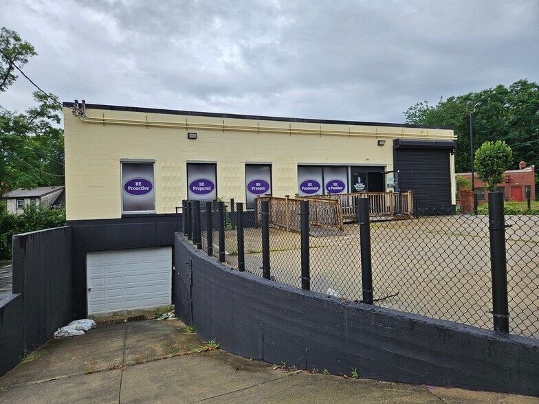 Primary Photo Of 4030 Reading Rd, Cincinnati Auto Repair For Lease