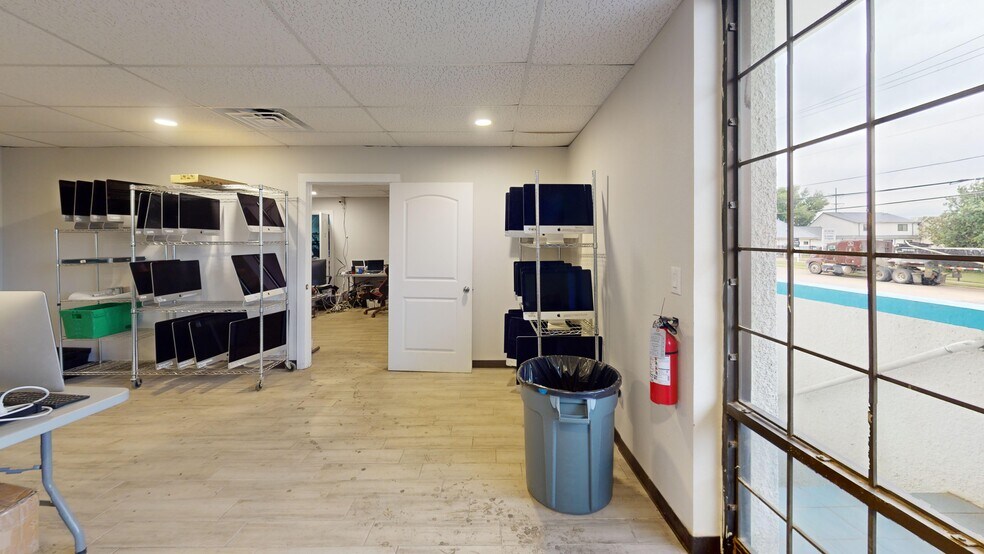 More Photos Of 10964-10966 Shady Trl, Dallas Distribution For Sale