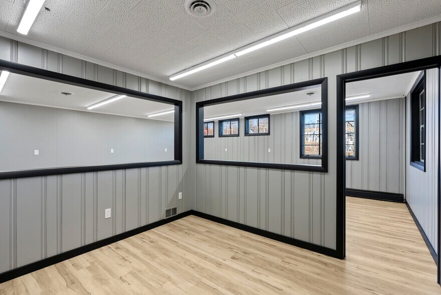 More Photos Of 5 Webb St, Windsor Locks Manufacturing For Lease